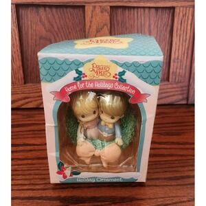 Precious Moments Xmas Ornament Home for the Holidays Boy & Girl in Wreath 1995